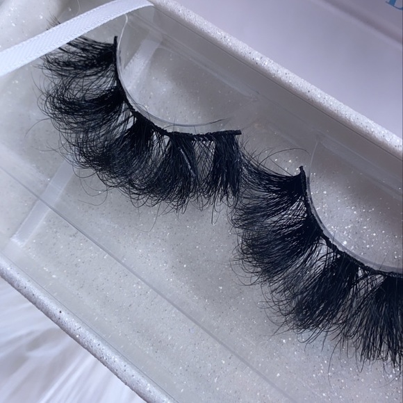 100% Mink Eyelashes. 20-25 wears with proper care! Ig:@kaayminks - Picture 2 of 2